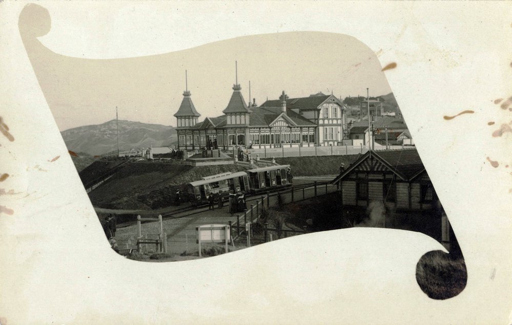 Cable Car with Kelburn Kiosk tearooms 