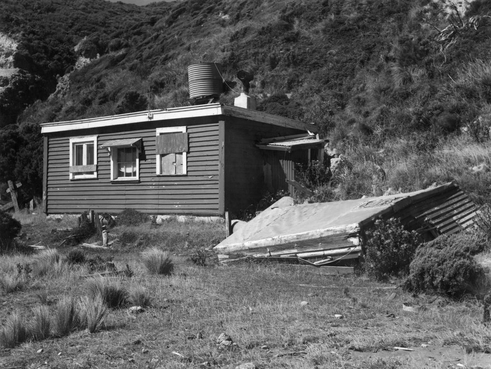 Bach,  Mākara Beach