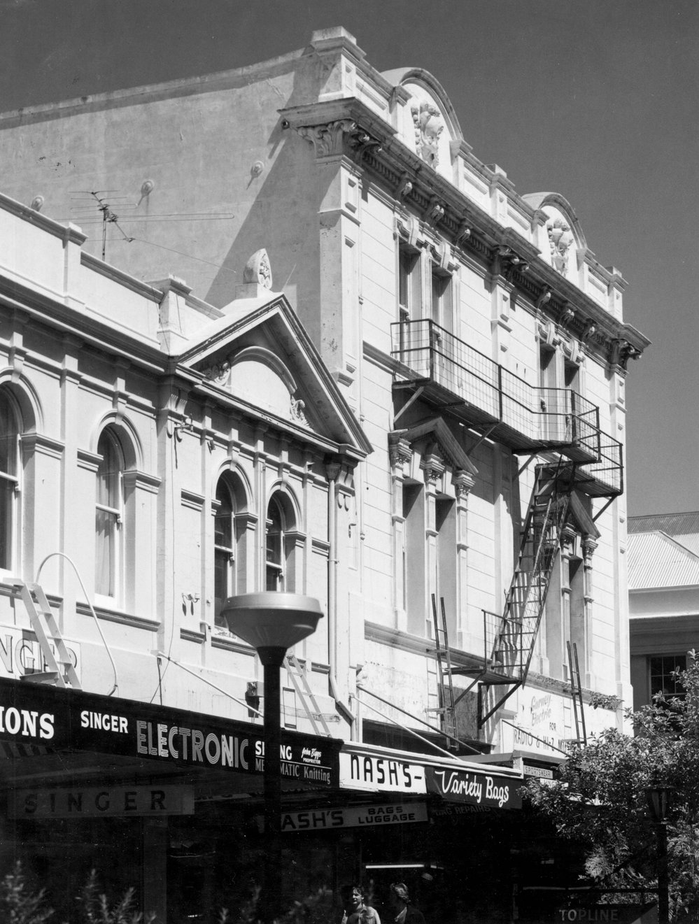 Hotel Bristol, 133 - 139 Cuba Street