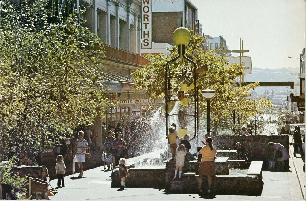Bucket Fountain, Cuba Mall