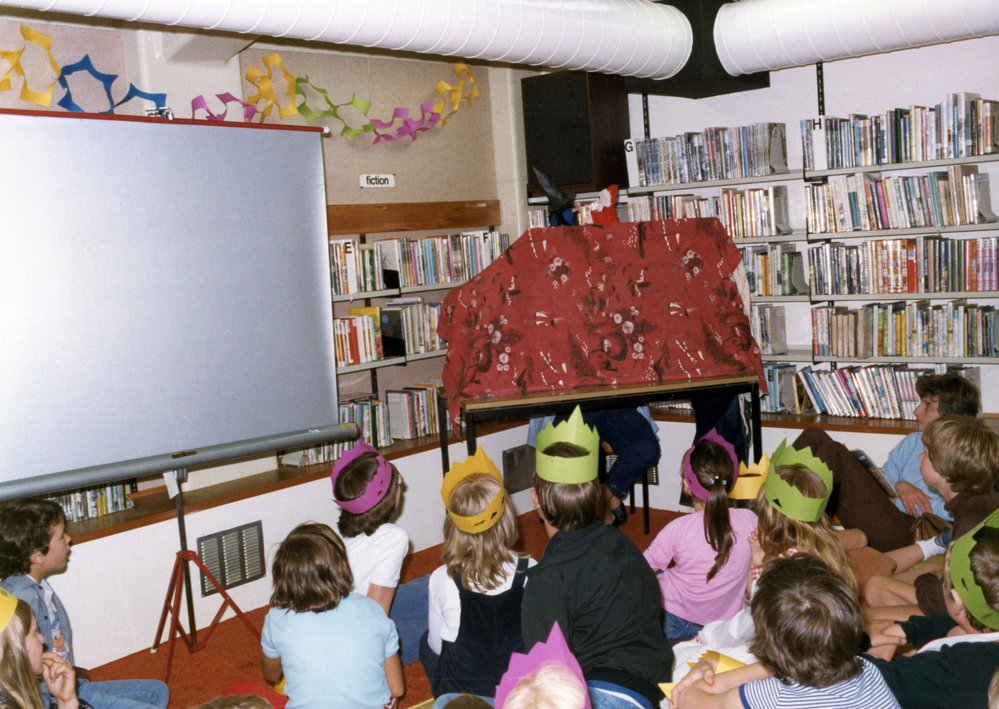 Puppet show in the Library 