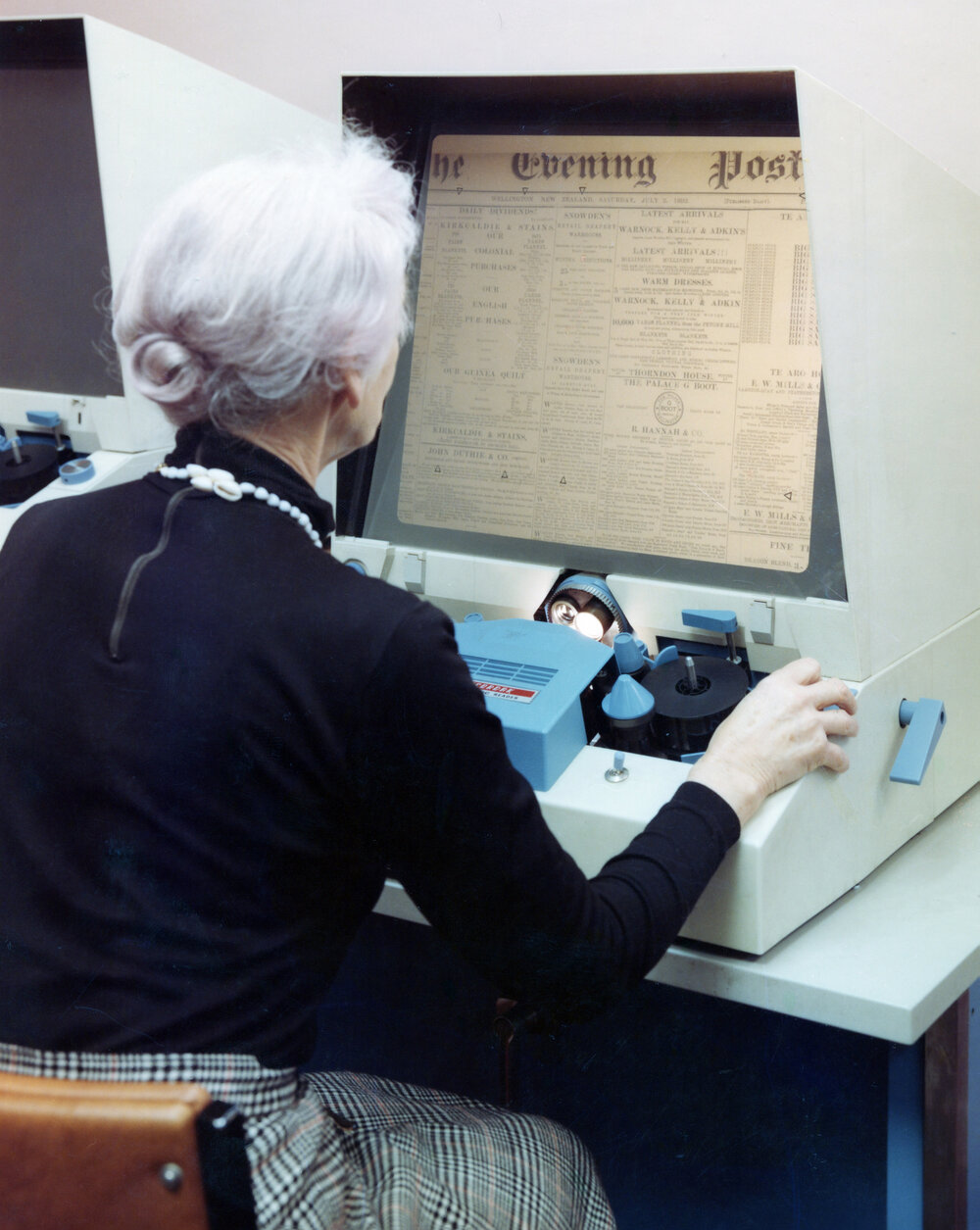 Operating a microfilm reader