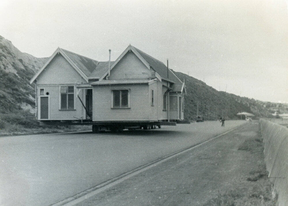 House relocation on Aberdeen Quay