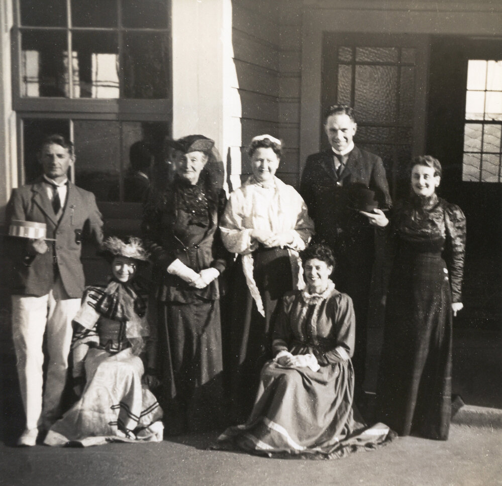 Cast members of "Dark Brown"