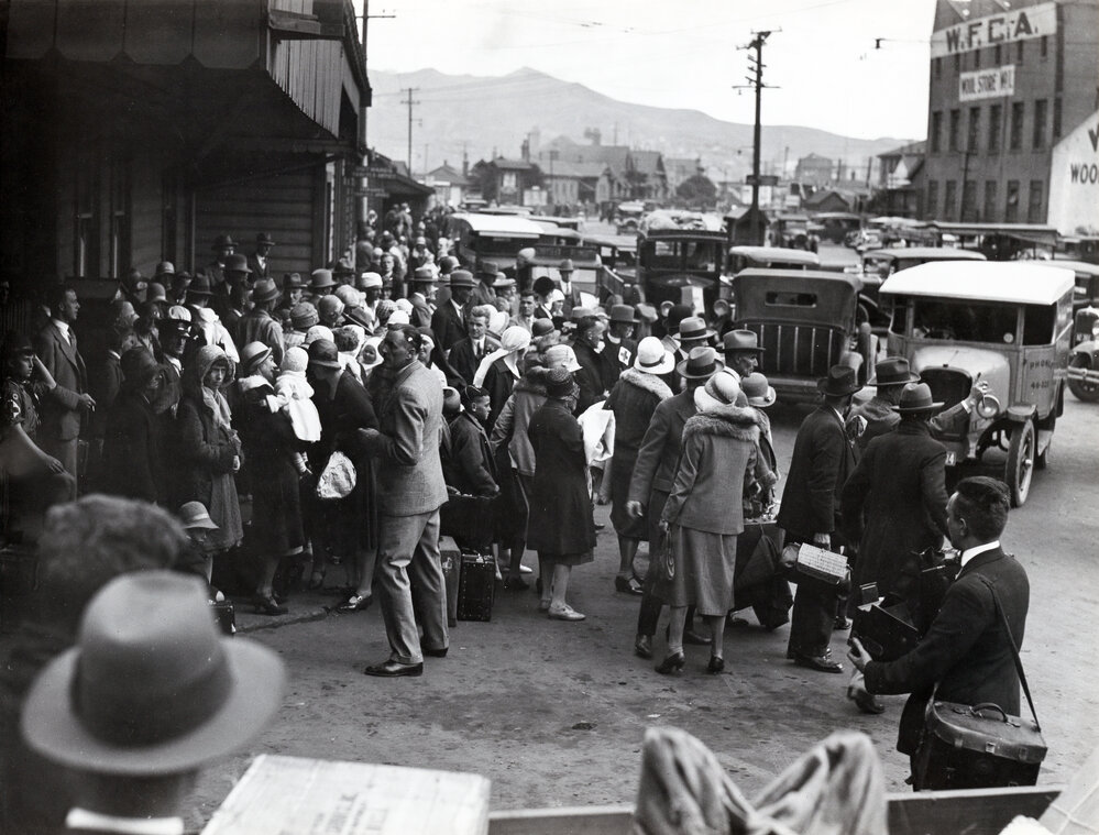 Napier Earthquake refugees arrive in Wellington