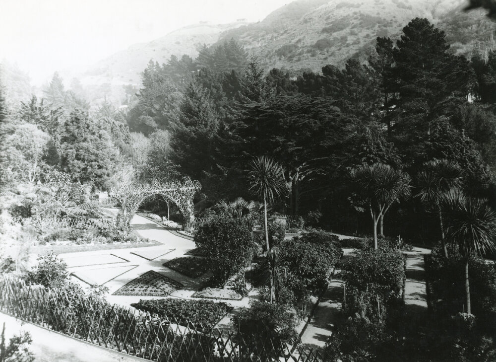 Botanic Gardens with wooden archway