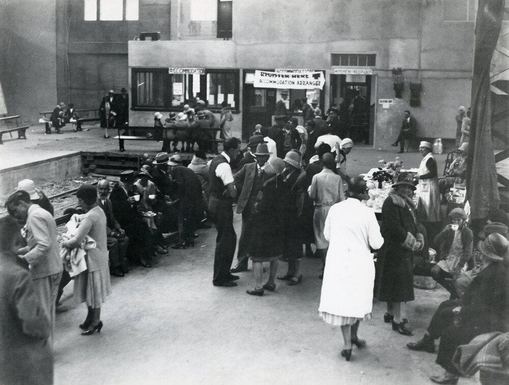 Napier Earthquake refugees arrive in Wellington