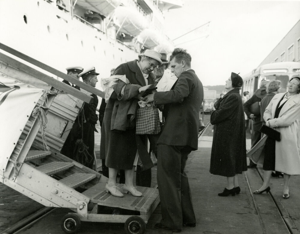 Boat passengers arrive in Wellington