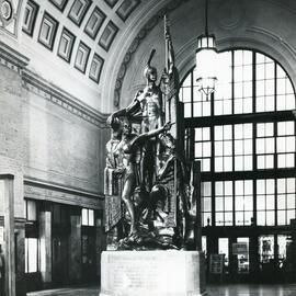Statue of Kupe at Wellington Station