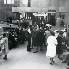 Napier Earthquake refugees arrive in Wellington