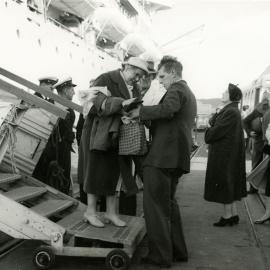 Boat passengers arrive in Wellington