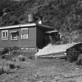 Bach,  Mākara Beach