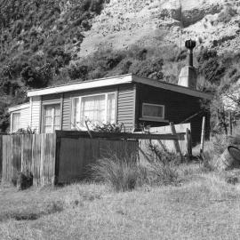 Bach, Mākara Beach